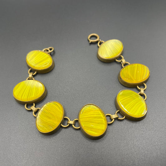 Vintage bright yellow marbled glass riviere collet set bracelet, bezel set, open backed large, oval banded glass stones, such unusual stones