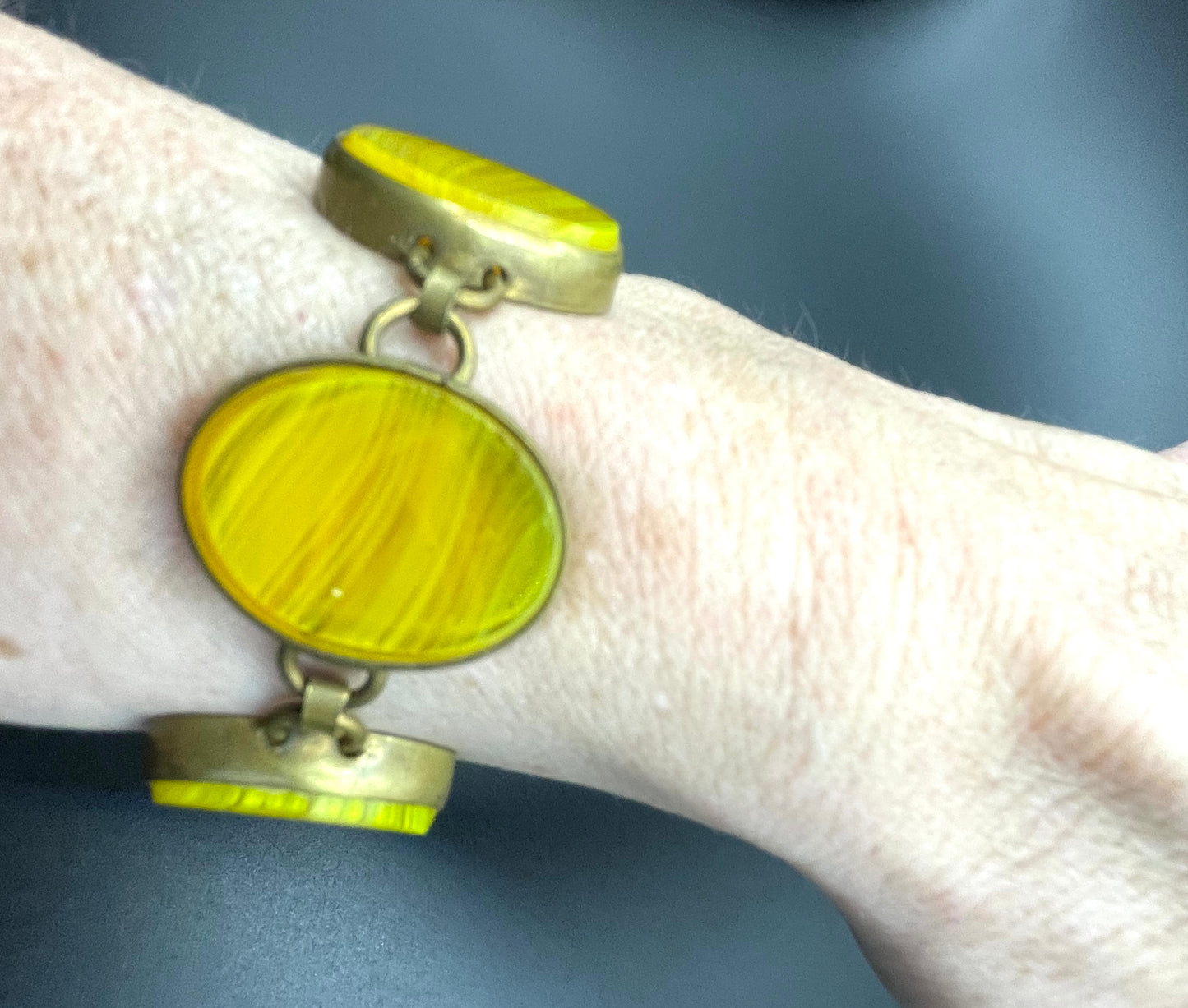 Vintage bright yellow marbled glass riviere collet set bracelet, bezel set, open backed large, oval banded glass stones, such unusual stones