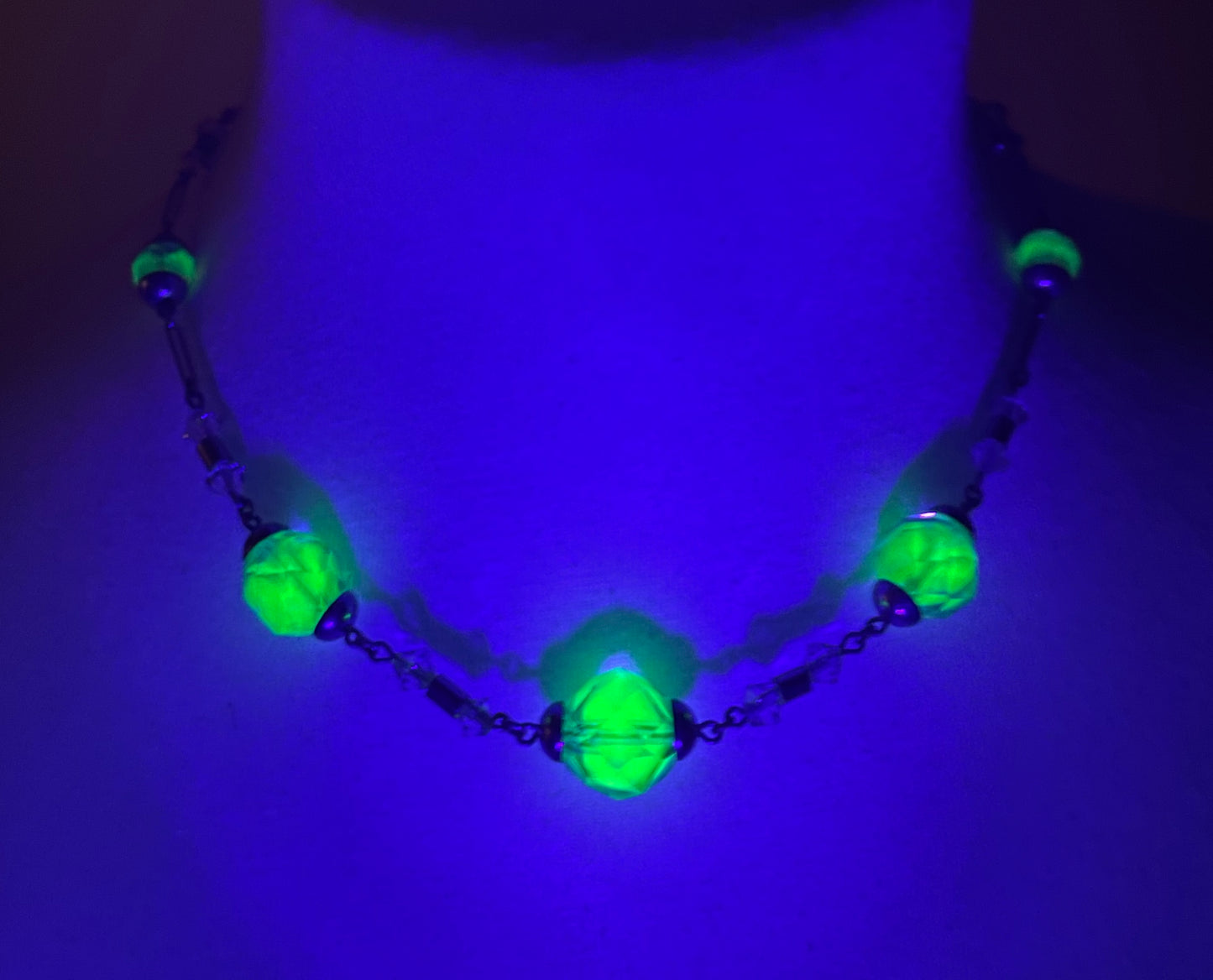 Vintage bi-colour uranium glass green and blue coloured faceted crystal bead Art Deco necklace, crystal that glows under UV / black light