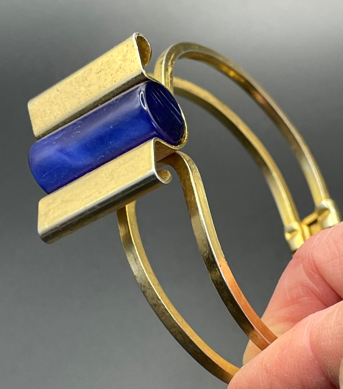 Vintage Jakob Bengel Art Deco machine age clamper bangle in shiny gold tone with a rich blue galalith cylinder