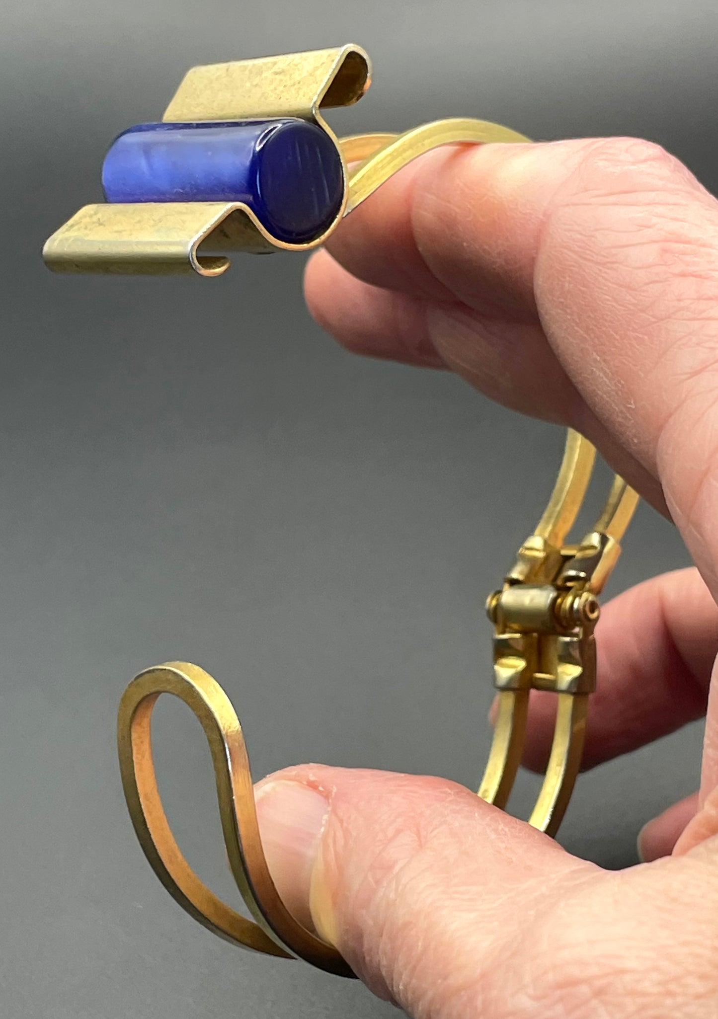 Vintage Jakob Bengel Art Deco machine age clamper bangle in shiny gold tone with a rich blue galalith cylinder