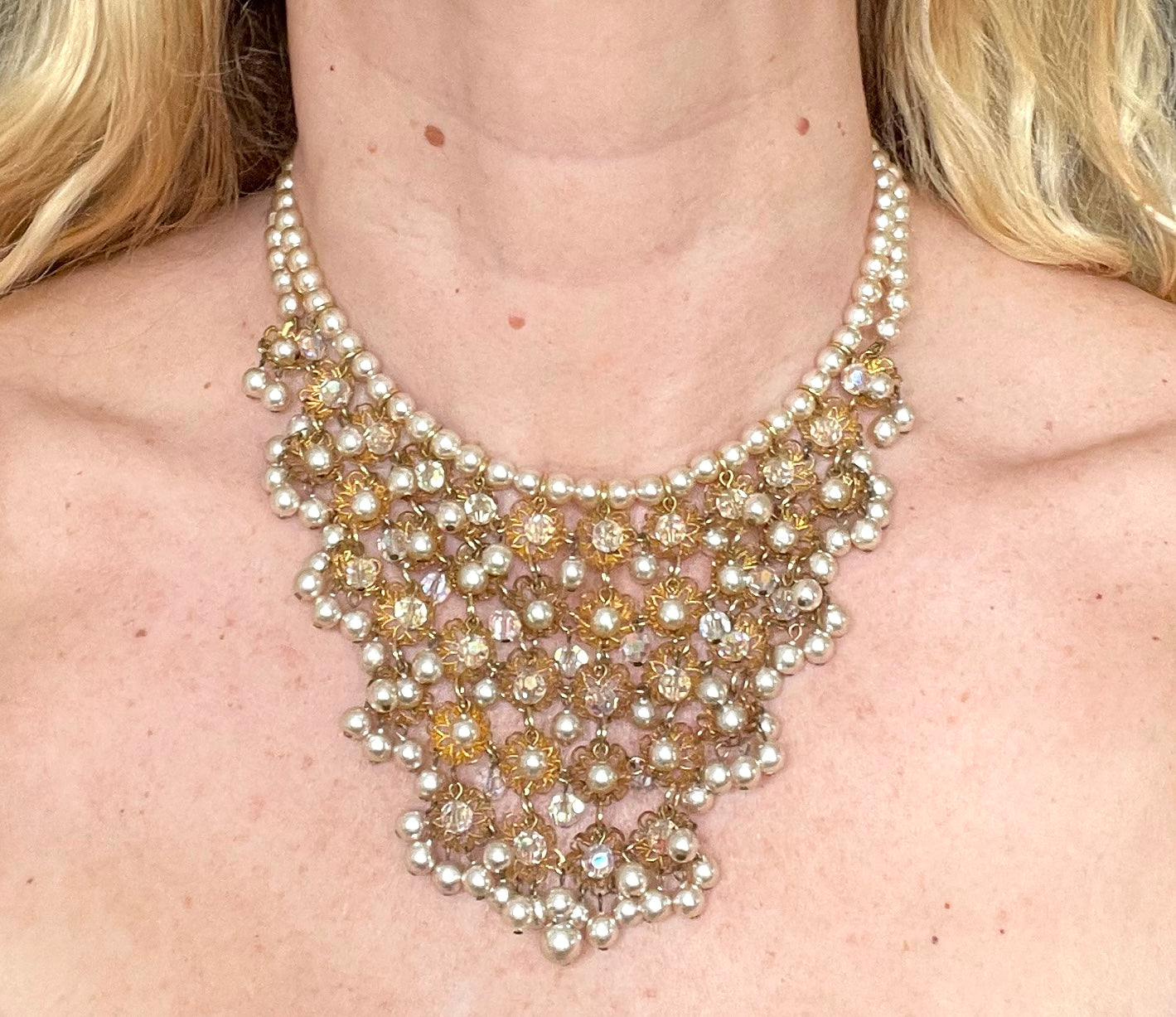 Elaborate vintage chandelier faceted AB crystal & glass pearl bead gold tone filigree bib necklace