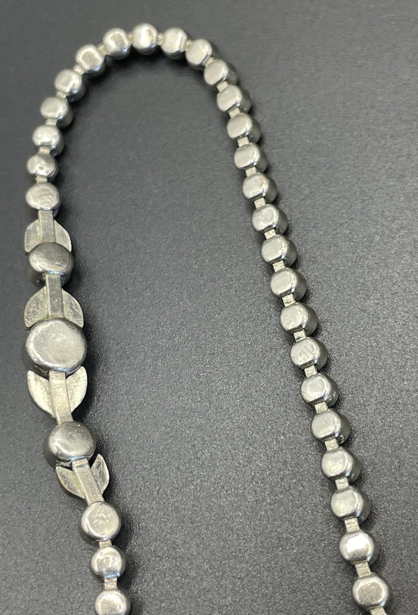 Vintage Art Deco Czech crystal paste and silver tone collet set riviere lariat Y necklace, classic and beautiful bud and leaf design