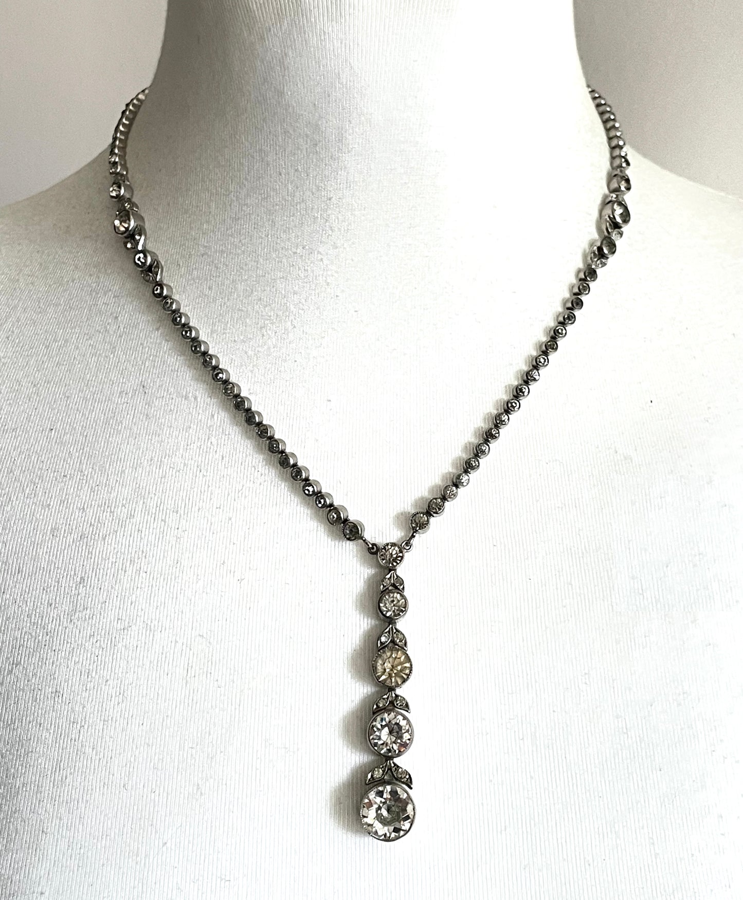 Vintage Art Deco Czech crystal paste and silver tone collet set riviere lariat Y necklace, classic and beautiful bud and leaf design