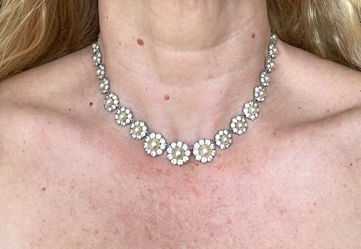 Vintage clear rhinestone, glass faux pearl cabochon and silver tone riviere style necklace, beautiful heavy piece, daisy flower design