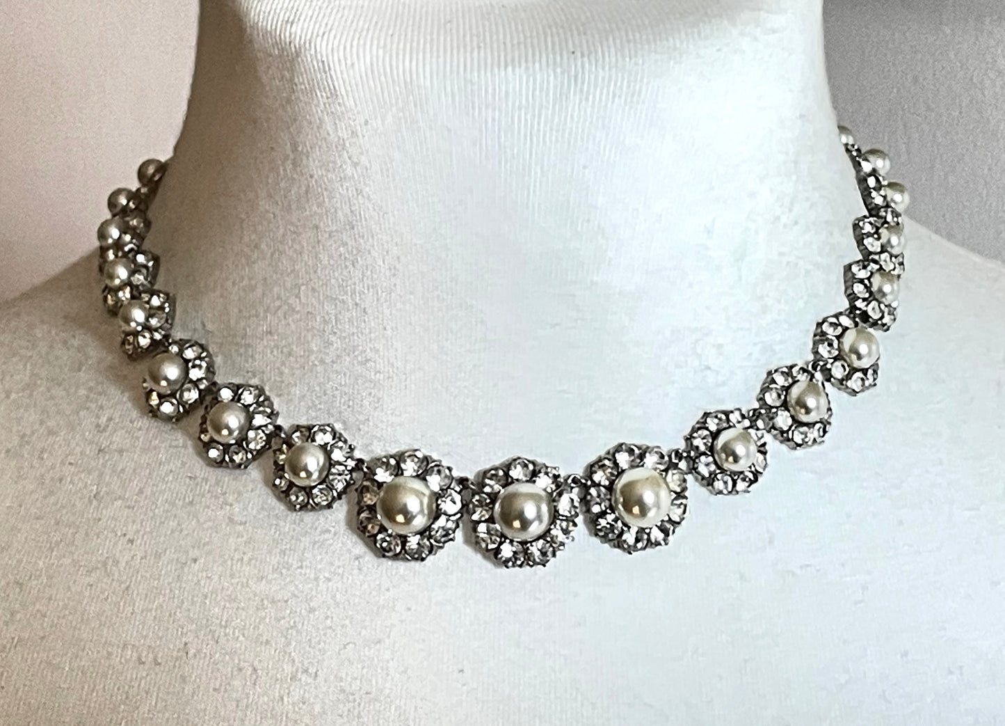 Vintage clear rhinestone, glass faux pearl cabochon and silver tone riviere style necklace, beautiful heavy piece, daisy flower design