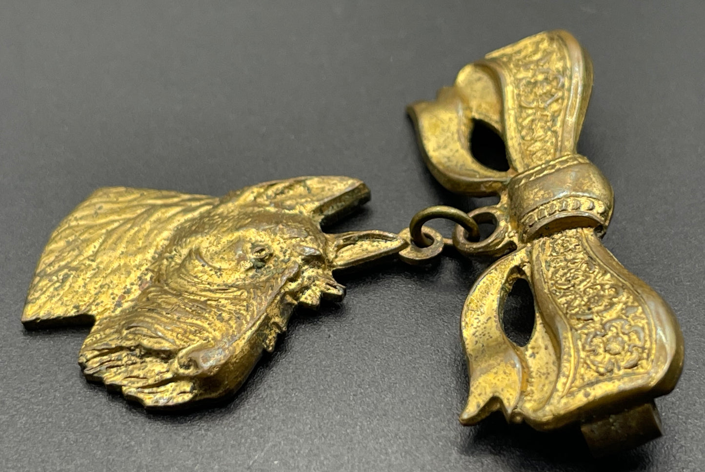 Vintage Art Deco moulded brass scottie terrier dog brooch with pretty bow motif