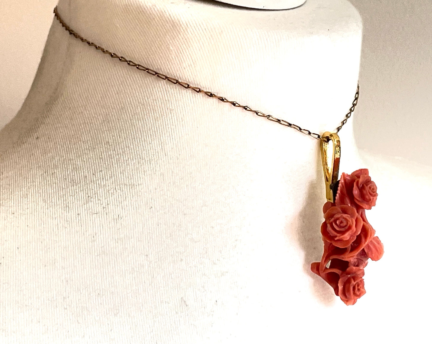 Antique Victorian carved coral and yellow metal rose flower design brooch (with pendant converter), possibly unmarked gold pin, 11 grams