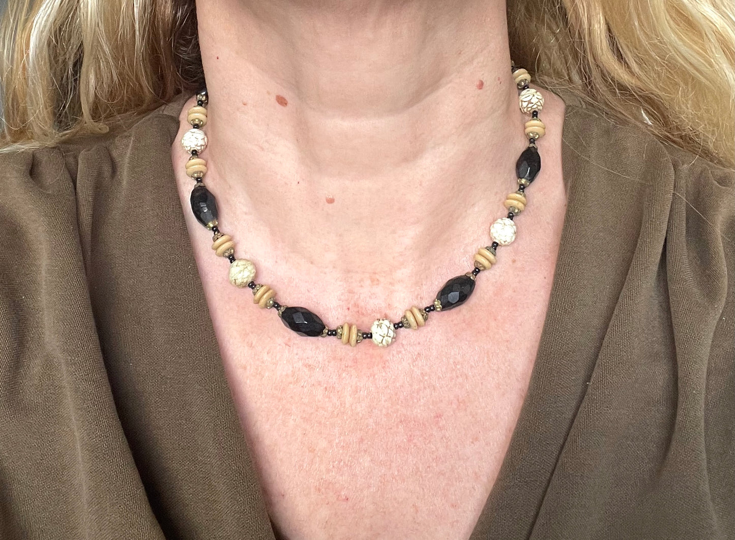 Vintage Art Deco Czech glass bead necklace, moulded glass and faceted glass beads in black, cream and white uranium glass