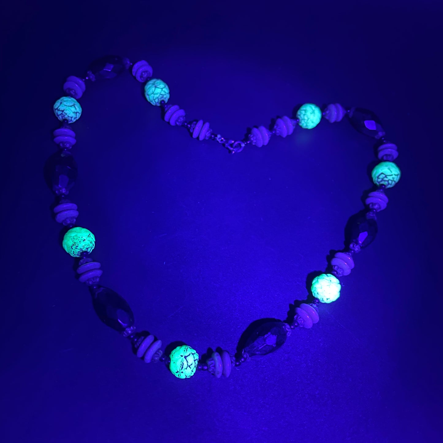 Vintage Art Deco Czech glass bead necklace, moulded glass and faceted glass beads in black, cream and white uranium glass