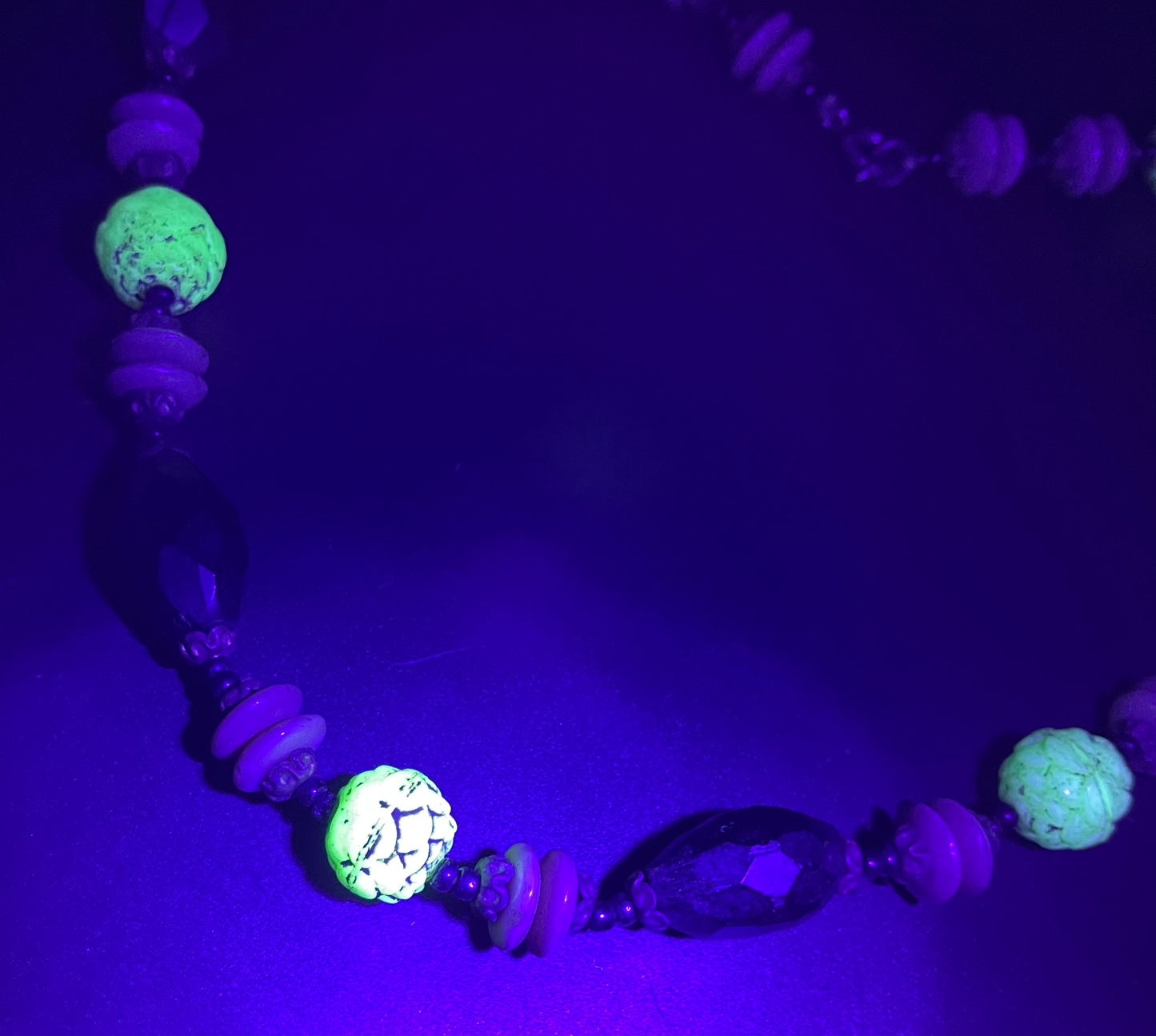 Vintage Art Deco Czech glass bead necklace, moulded glass and faceted glass beads in black, cream and white uranium glass