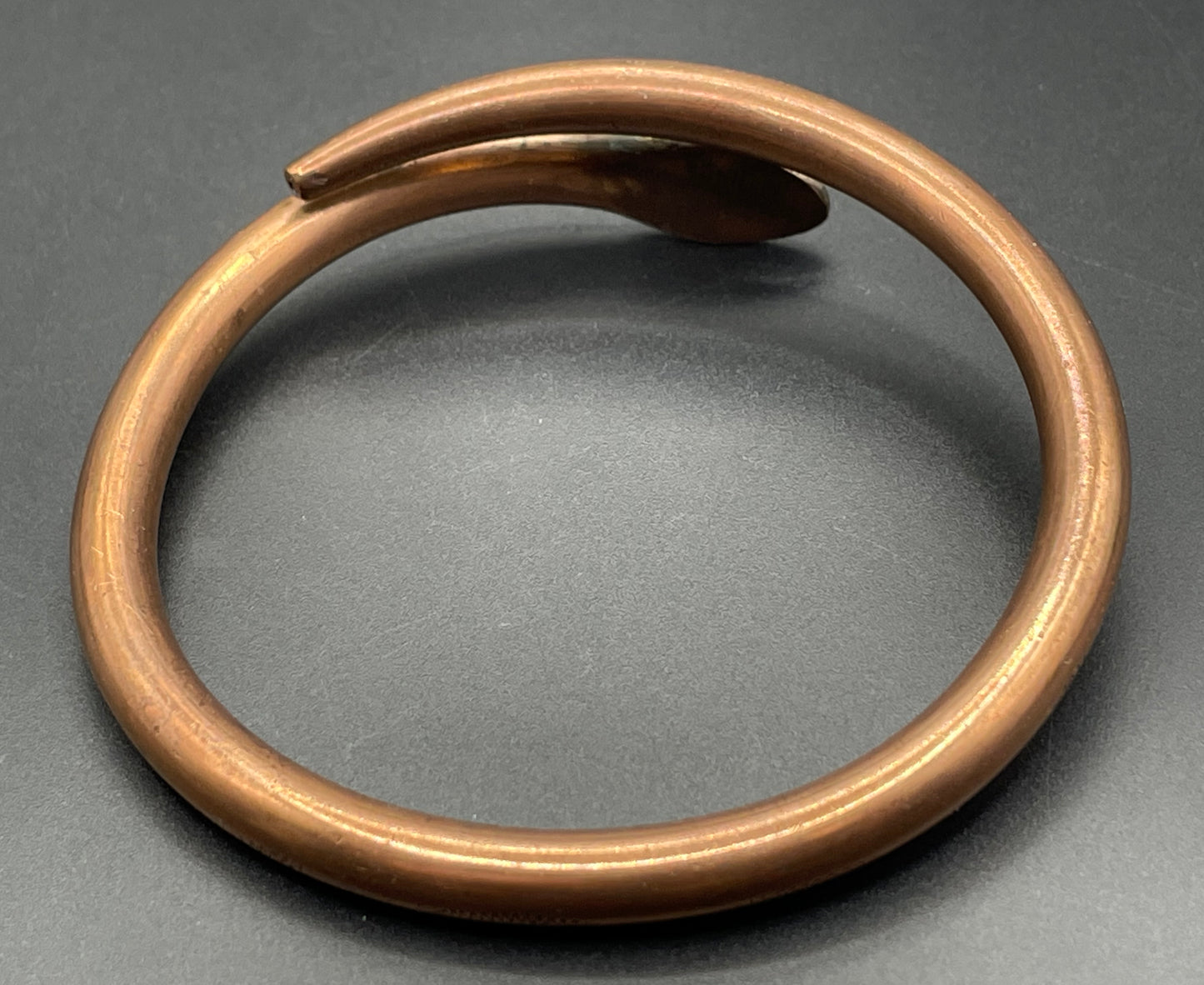 Vintage Art Deco 1920s to 1930s heavy copper snake arm bangle with silver tone head and garnet eyes, pretty hand engraving / tooling