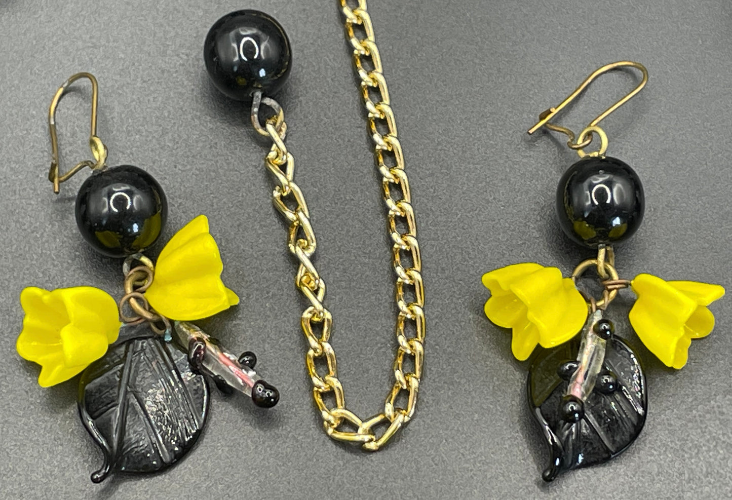 Vintage Art Deco glass flower and leaf necklace and earrings set (pierced ears) - unusual black and yellow colours