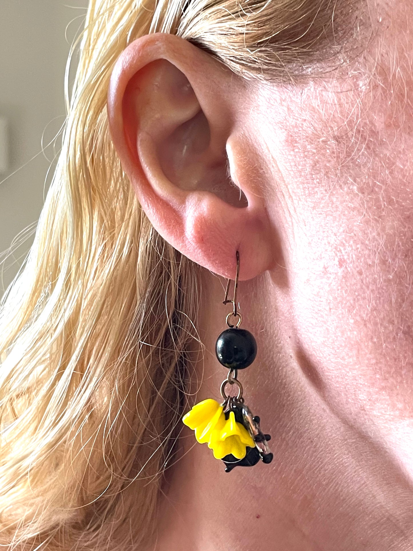 Vintage Art Deco glass flower and leaf necklace and earrings set (pierced ears) - unusual black and yellow colours