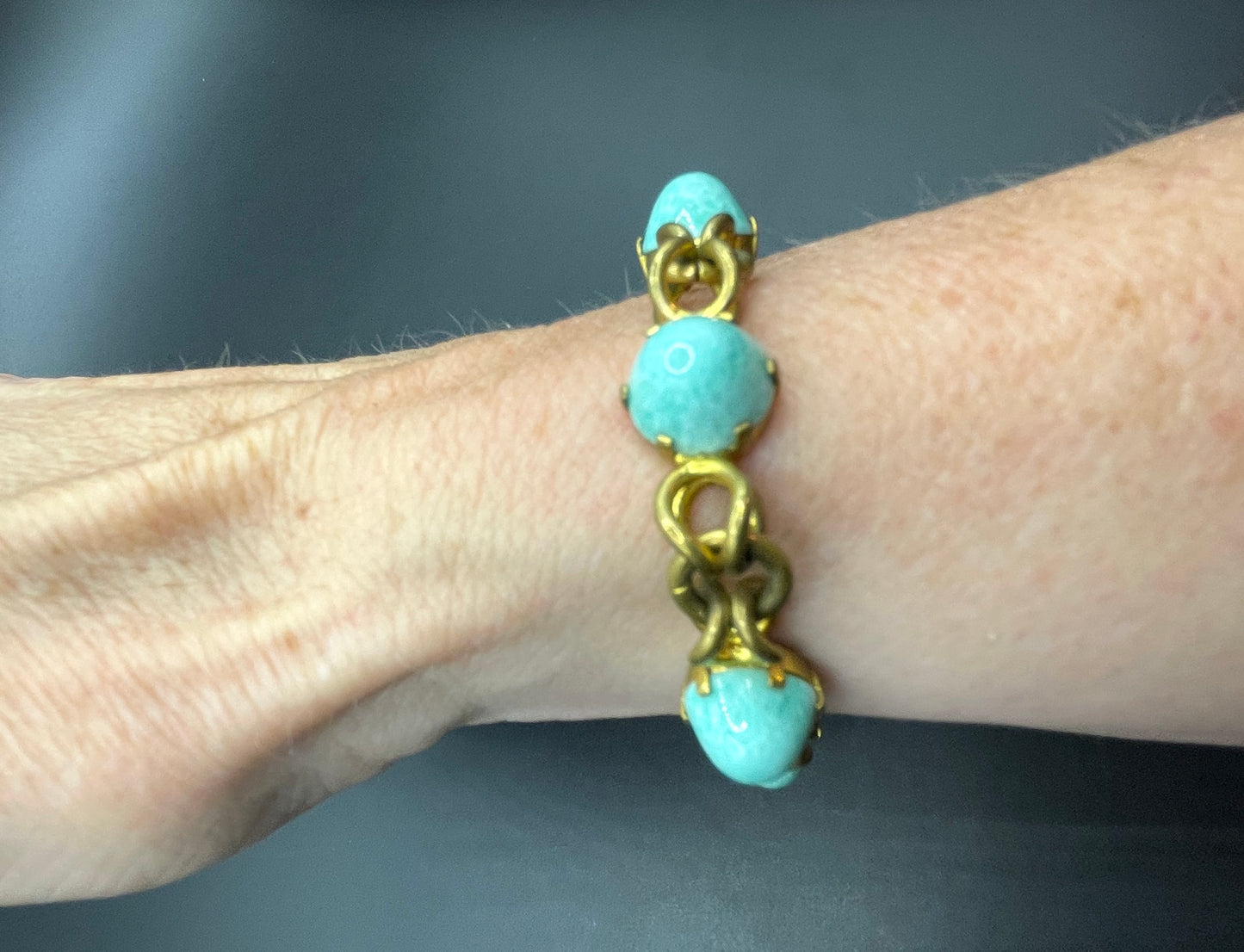 Vintage Art Deco green  'Peking' style glass tall cabochon and gold tone cocktail bracelet
