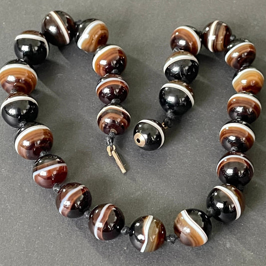 Antique Victorian bullseye banded agate large bead necklace with in-bead box clasp, beautiful striations, Scottish style 122 grams