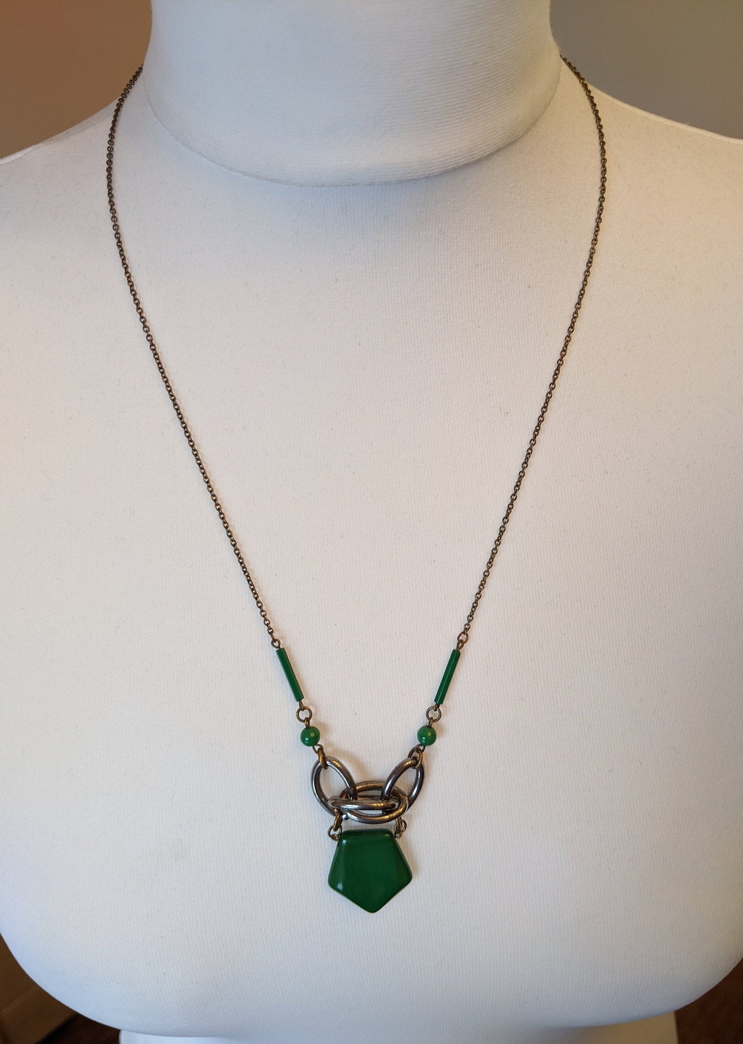 Unusual vintage Art Deco geometric bright green glass / gemstone and silvered glass loop necklace