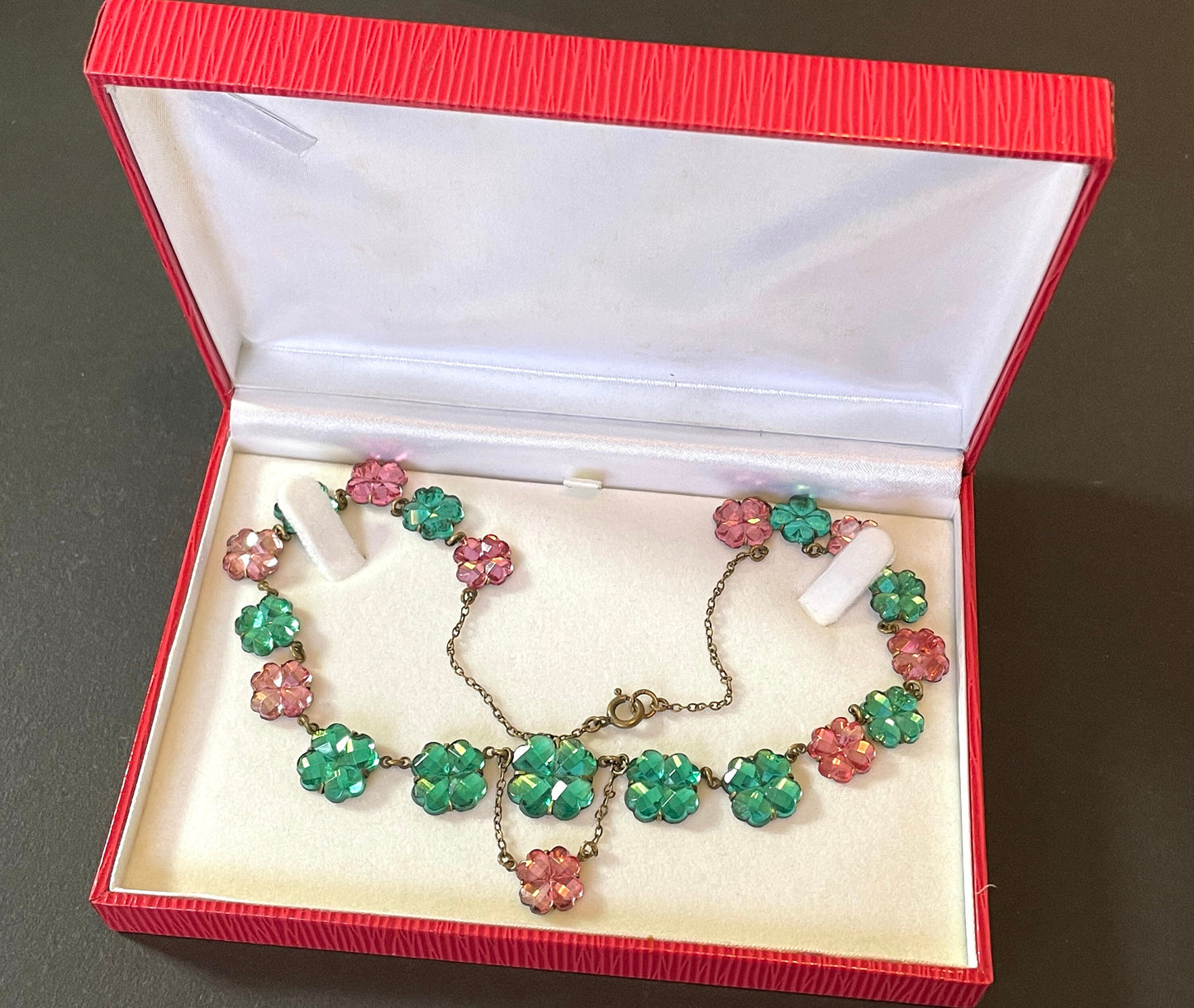 Vintage emerald green and baby pink moulded Vauxhall glass flower design riviere necklace, set in antique gold tone, stunning mirror glass