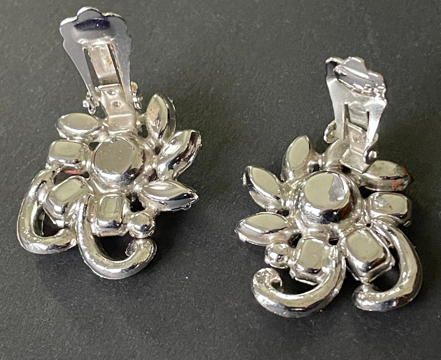 Beautiful vintage Eisenberg Ice large clear rhinestone clip on earrings, shiny silver tone floral design, signed