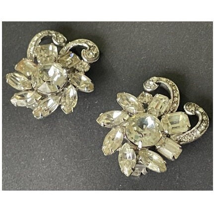 Beautiful vintage Eisenberg Ice large clear rhinestone clip on earrings, shiny silver tone floral design, signed