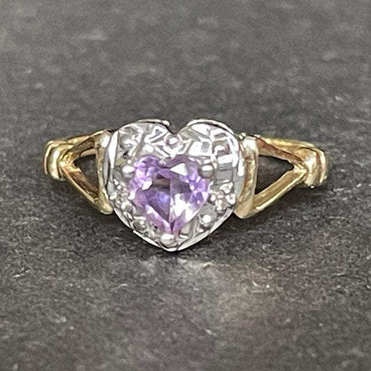 Vintage 9ct gold, heart shaped purple amethyst ring, stamped 9ct, UK size M US size 6 European size about 53