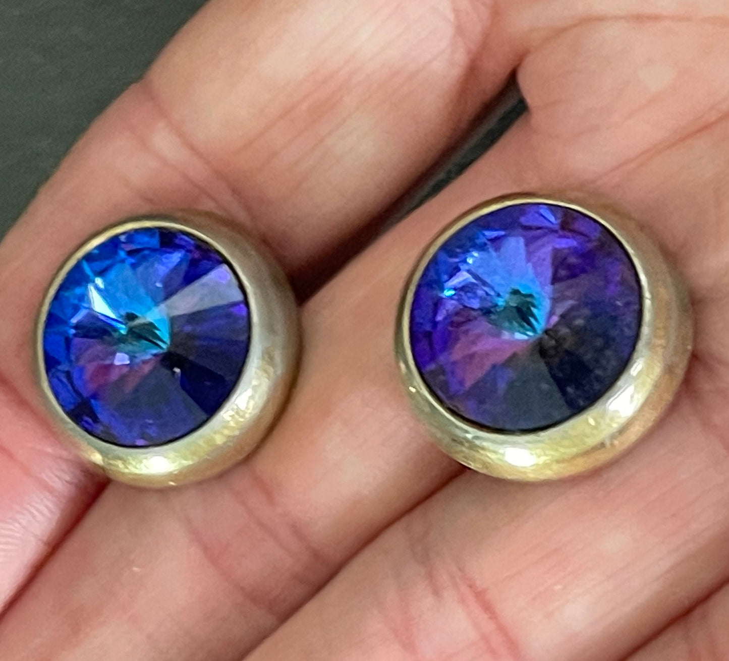 Vintage large heliotrope vitrail watermelon rivoli rhinestone and gold tone cuff links, beautiful blue and violet tones, Schiaparelli style