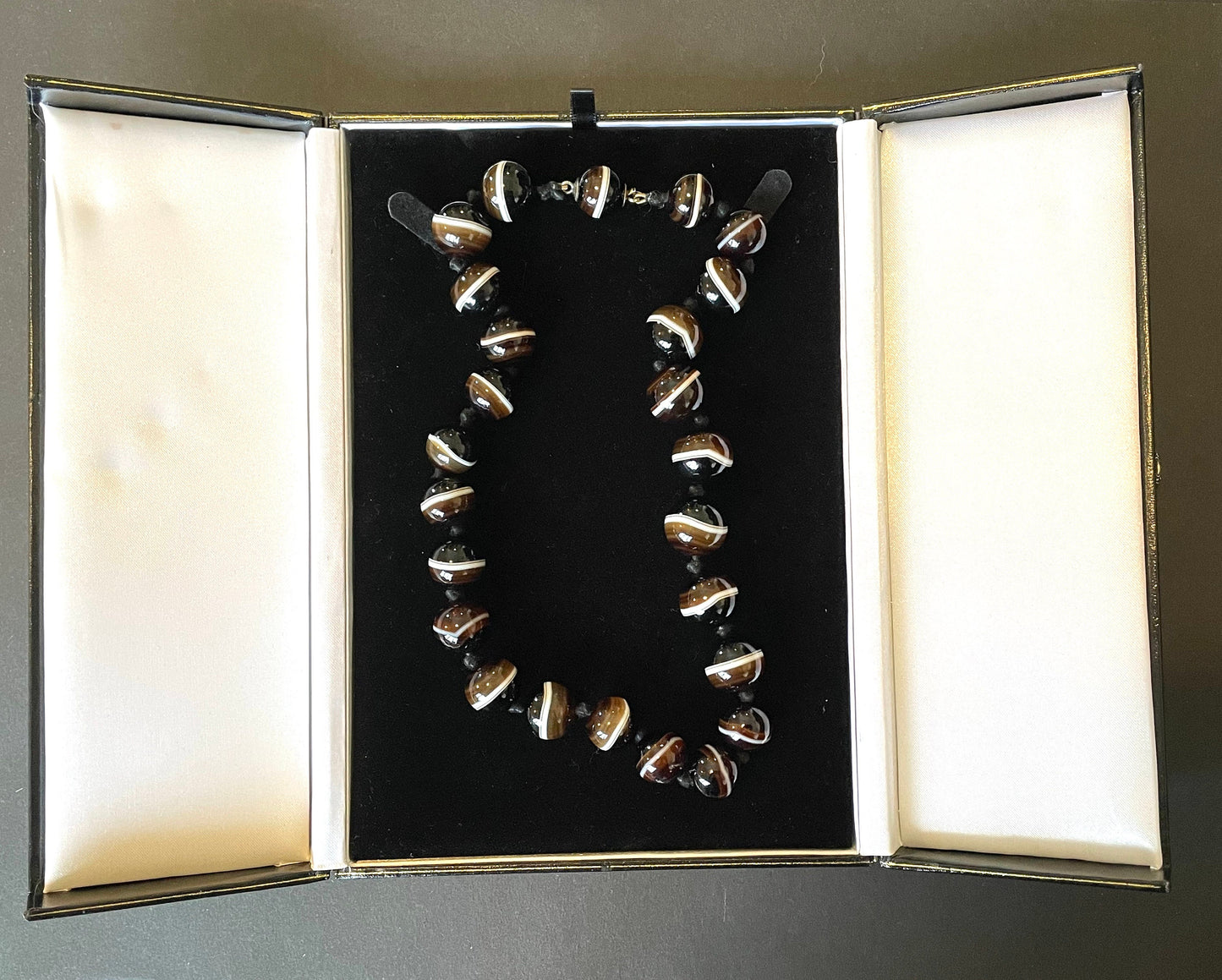 Antique Victorian bullseye banded agate large bead necklace with in-bead box clasp, beautiful striations, Scottish style 122 grams