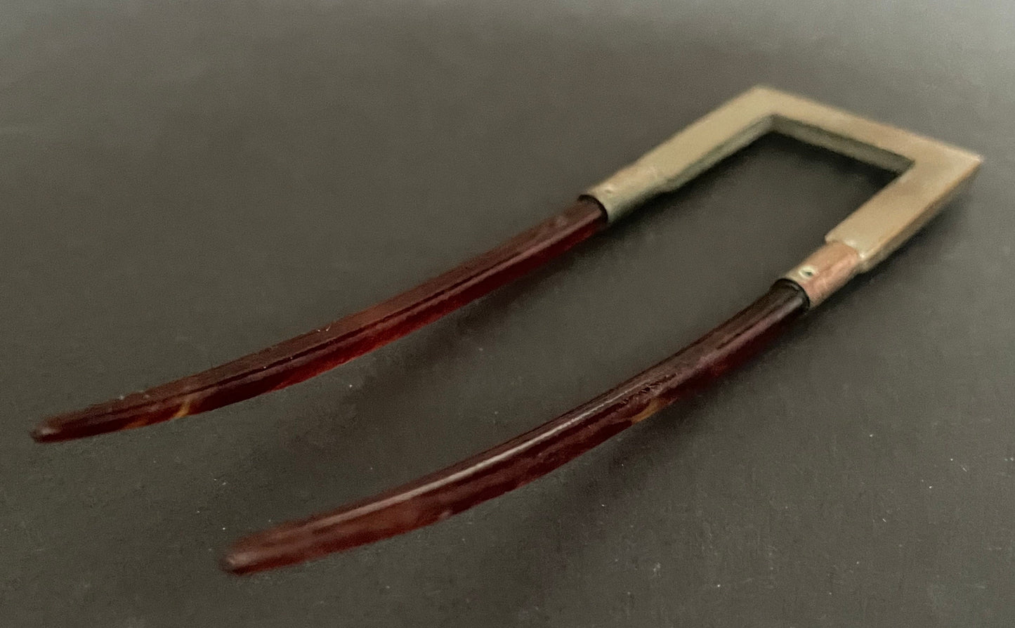 Large vintage Art Deco or Edwardian faux tortoiseshell celluloid / galalith hair adornment, geometric rhinestone and double prongs