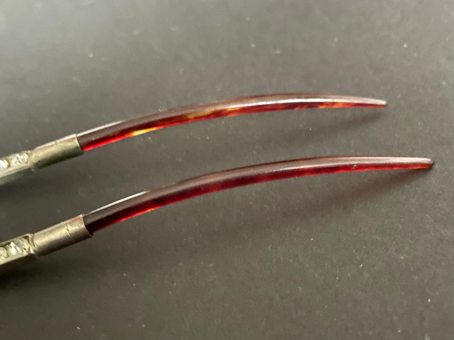 Large vintage Art Deco or Edwardian faux tortoiseshell celluloid / galalith hair adornment, geometric rhinestone and double prongs