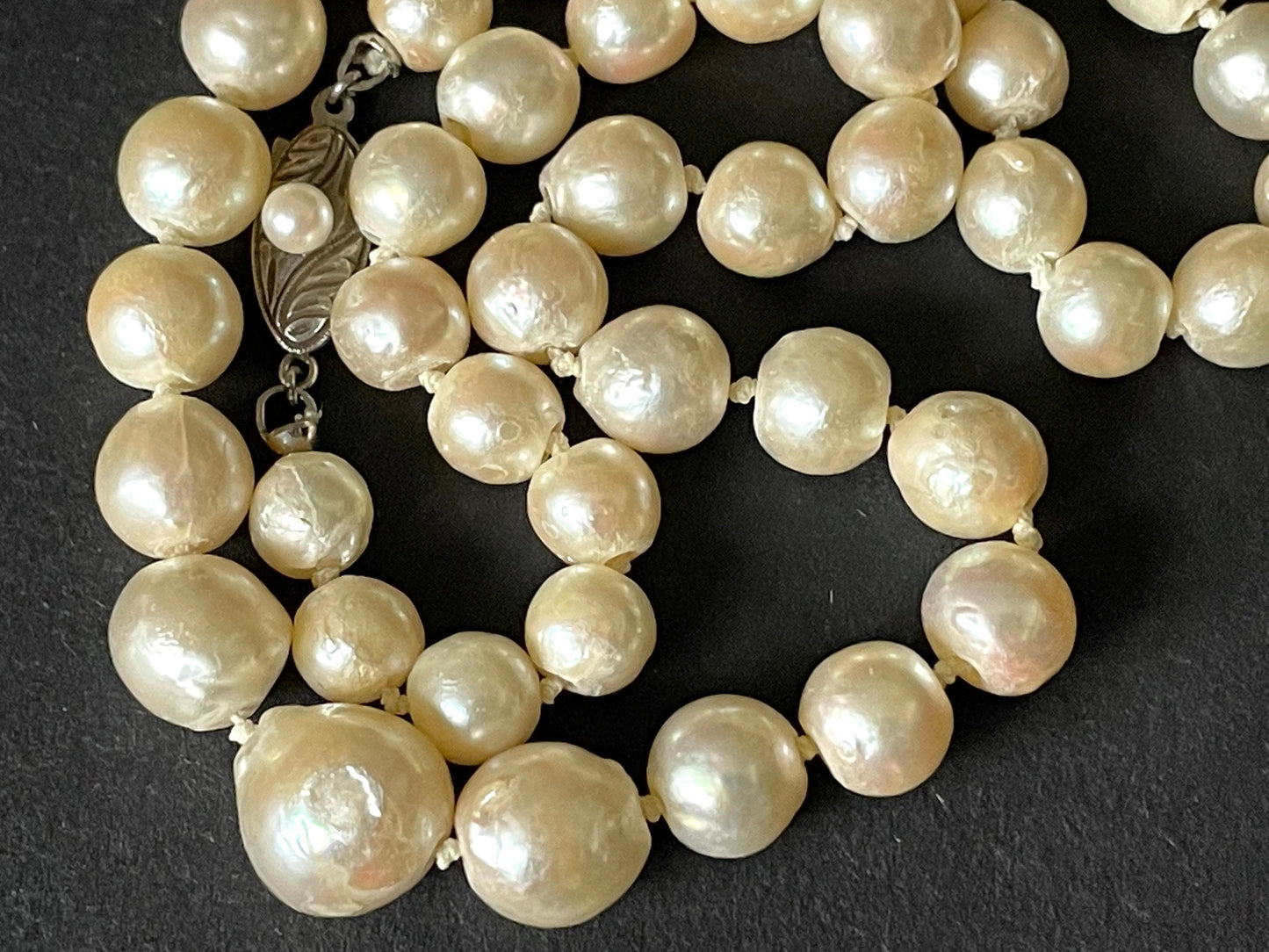 Antique real cultured pearl necklace, large and graduated in size, hand-knotted, in jeweller's box, pretty sterling silver clasp 30 grams