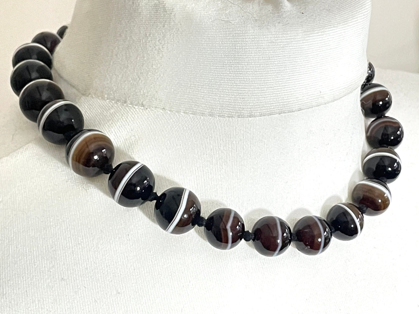 Antique Victorian bullseye banded agate large bead necklace with in-bead box clasp, beautiful striations, Scottish style 122 grams