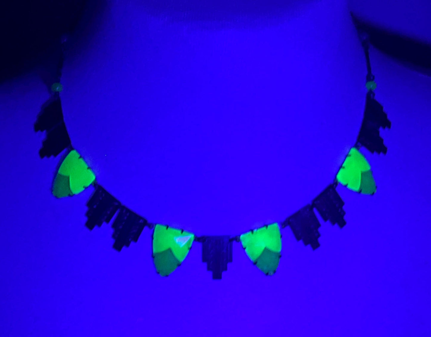 Vintage uranium & emerald green moulded Vauxhall glass Art Deco geometric design necklace, set in antique gold tone, unusual UV mirror glass