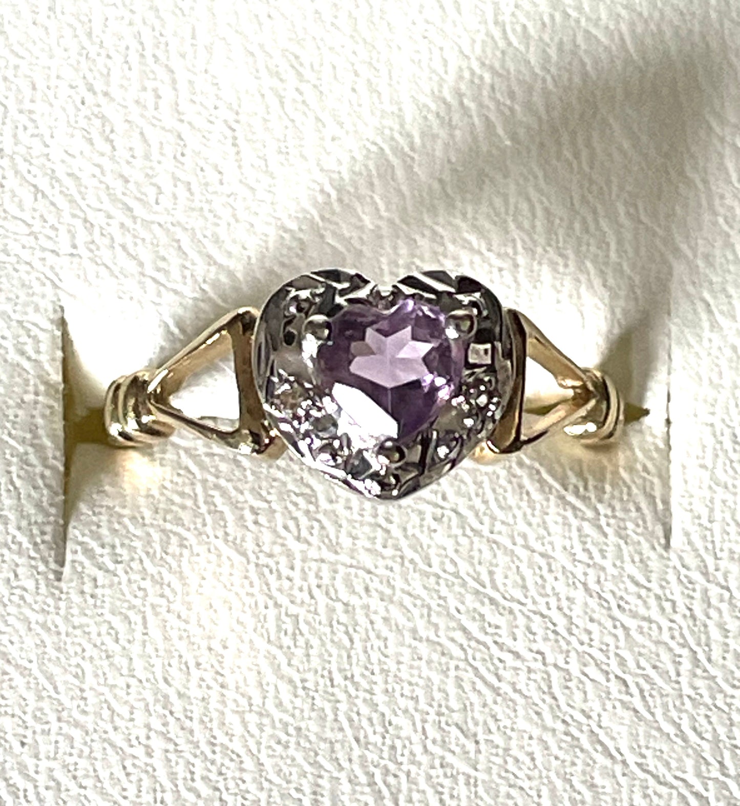 Vintage 9ct gold, heart shaped purple amethyst ring, stamped 9ct, UK size M US size 6 European size about 53