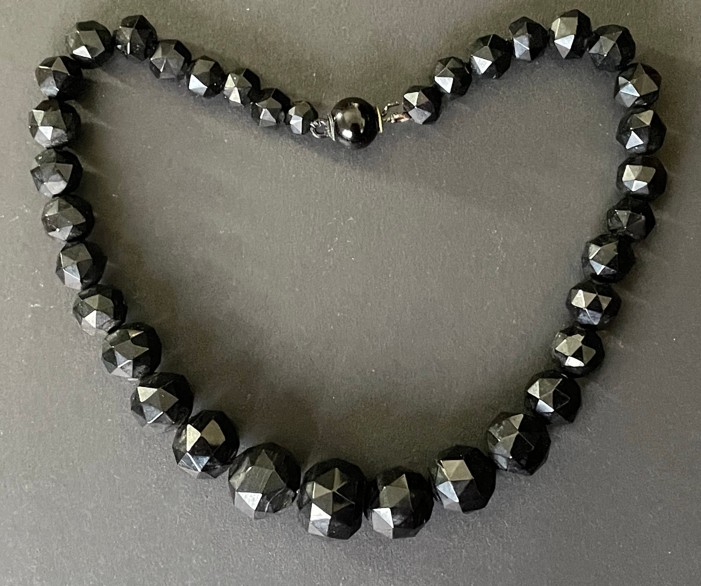 Antique Victorian Whitby jet graduated faceted bead choker necklace, lovely push-in bead box clasp