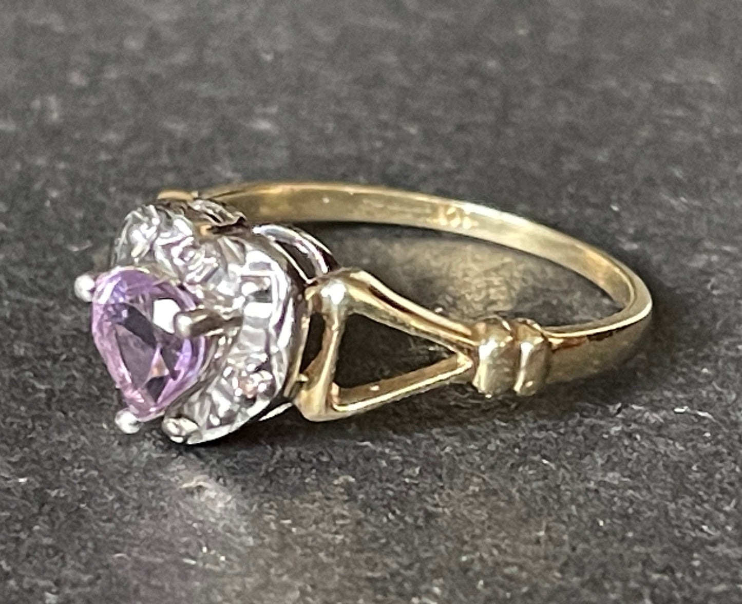 Vintage 9ct gold, heart shaped purple amethyst ring, stamped 9ct, UK size M US size 6 European size about 53