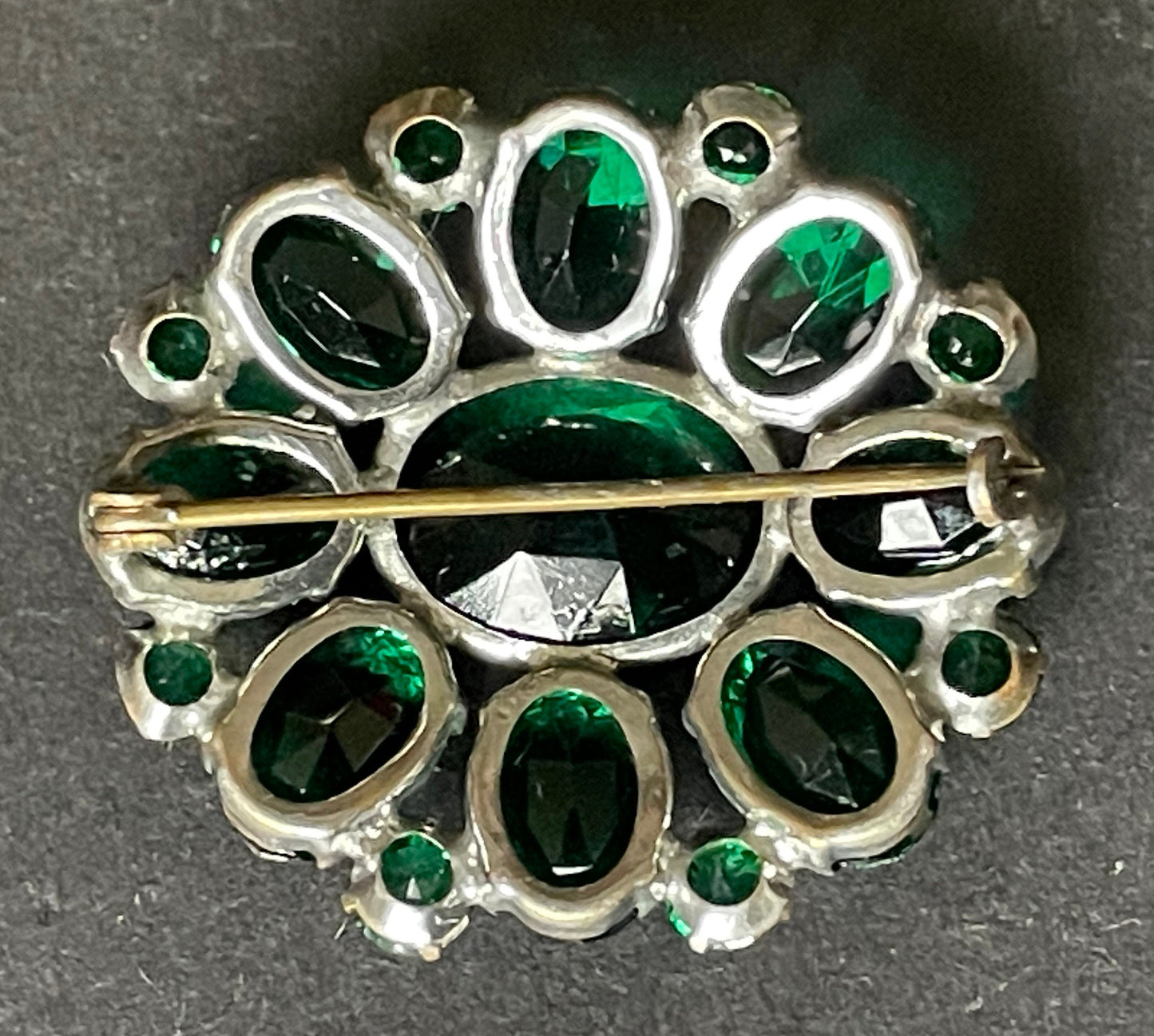 Vintage Art Deco deep emerald green glass rhinestone, open-backed, silver tone brooch pin, stunning vibrant colour