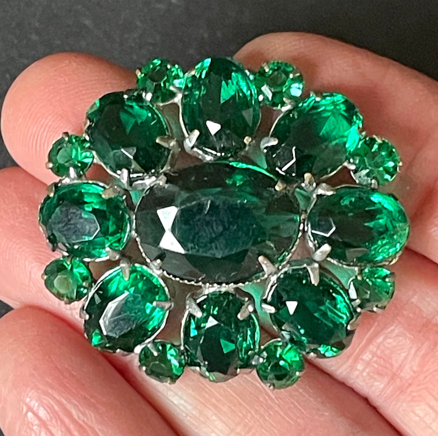 Vintage Art Deco deep emerald green glass rhinestone, open-backed, silver tone brooch pin, stunning vibrant colour