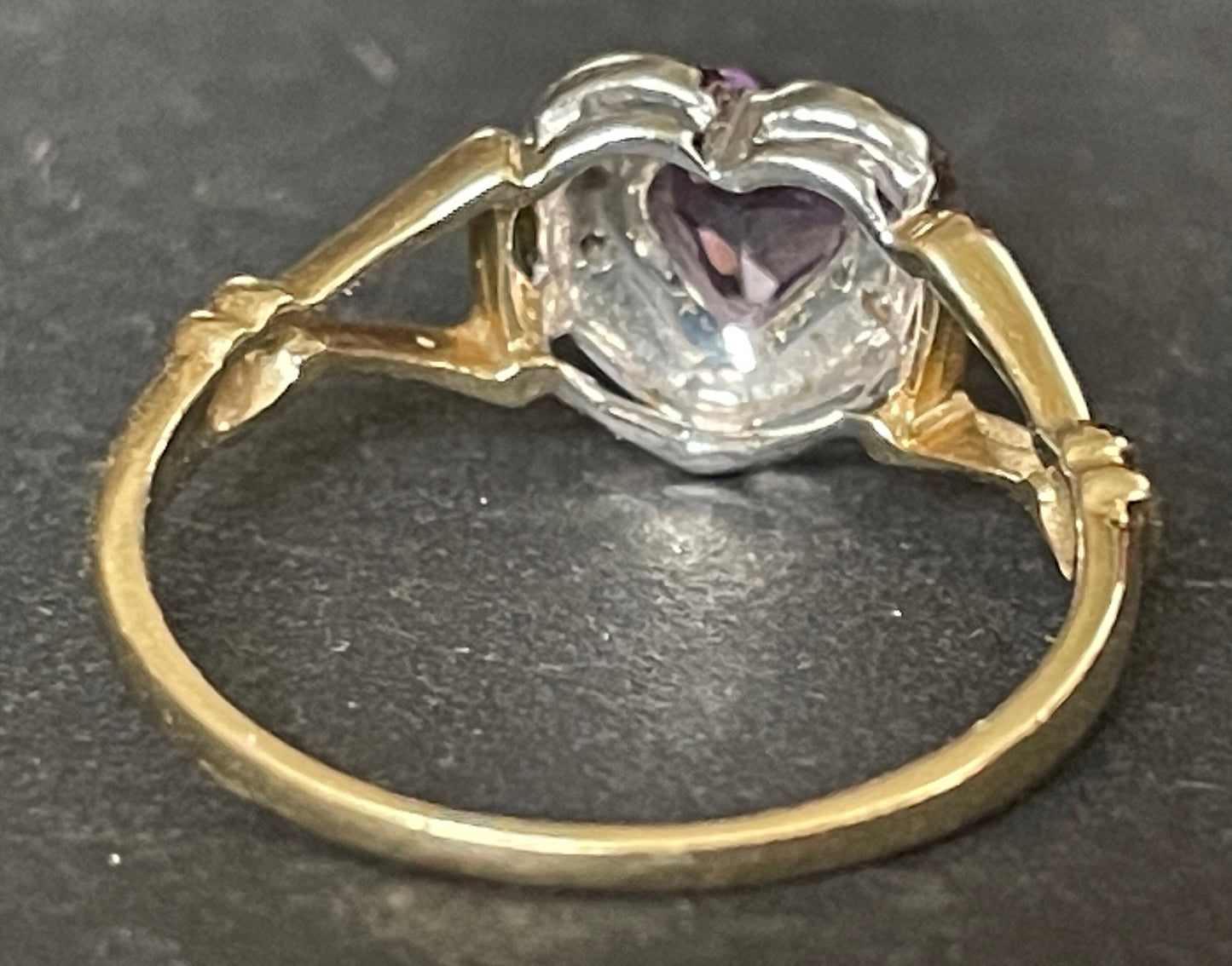 Vintage 9ct gold, heart shaped purple amethyst ring, stamped 9ct, UK size M US size 6 European size about 53