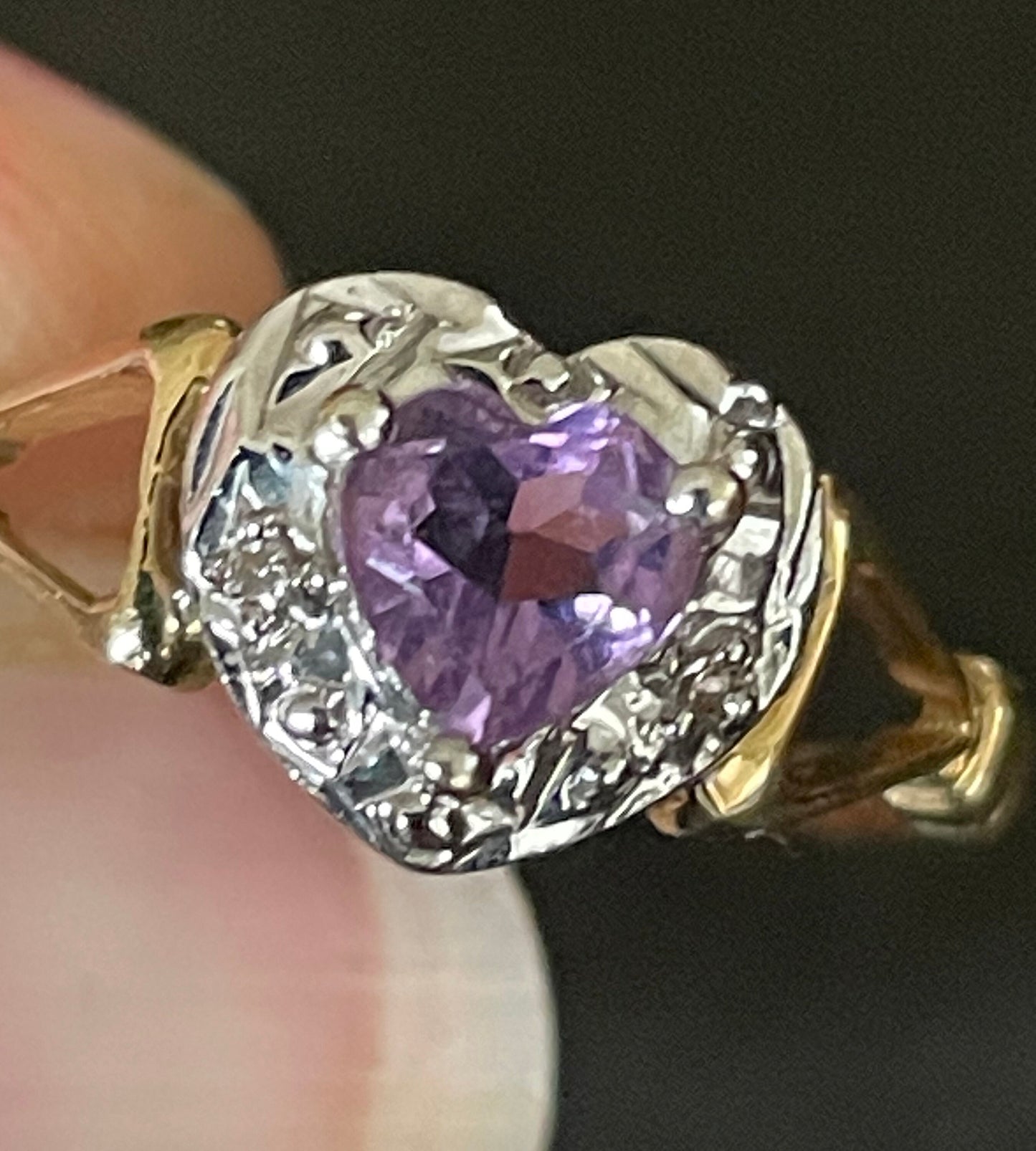 Vintage 9ct gold, heart shaped purple amethyst ring, stamped 9ct, UK size M US size 6 European size about 53