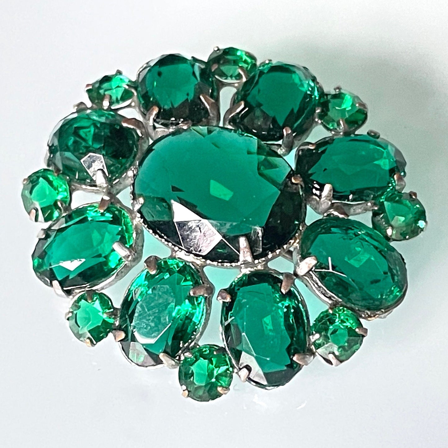 Vintage Art Deco deep emerald green glass rhinestone, open-backed, silver tone brooch pin, stunning vibrant colour