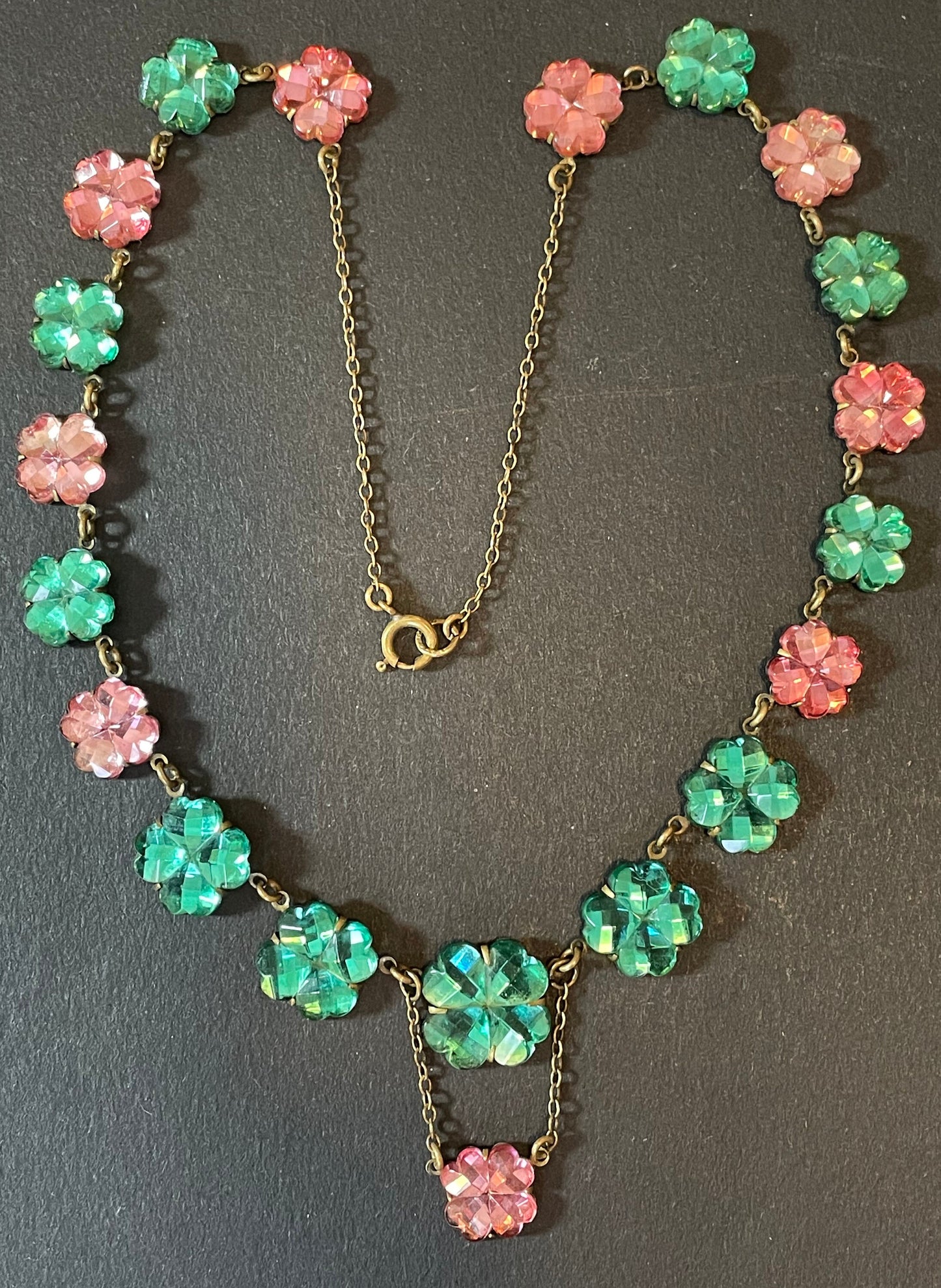 Vintage emerald green and baby pink moulded Vauxhall glass flower design riviere necklace, set in antique gold tone, stunning mirror glass