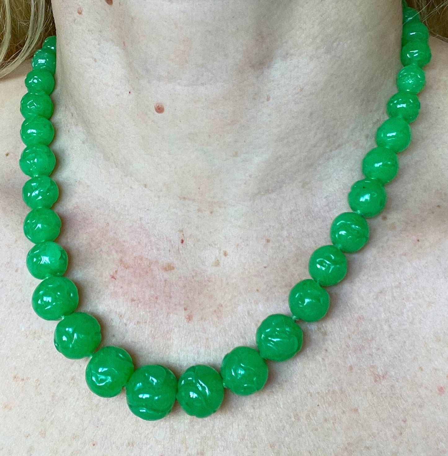 Vintage bright green jade coloured moulded glass graduated bead necklace, hand-knotted with gold tone fish hook clasp