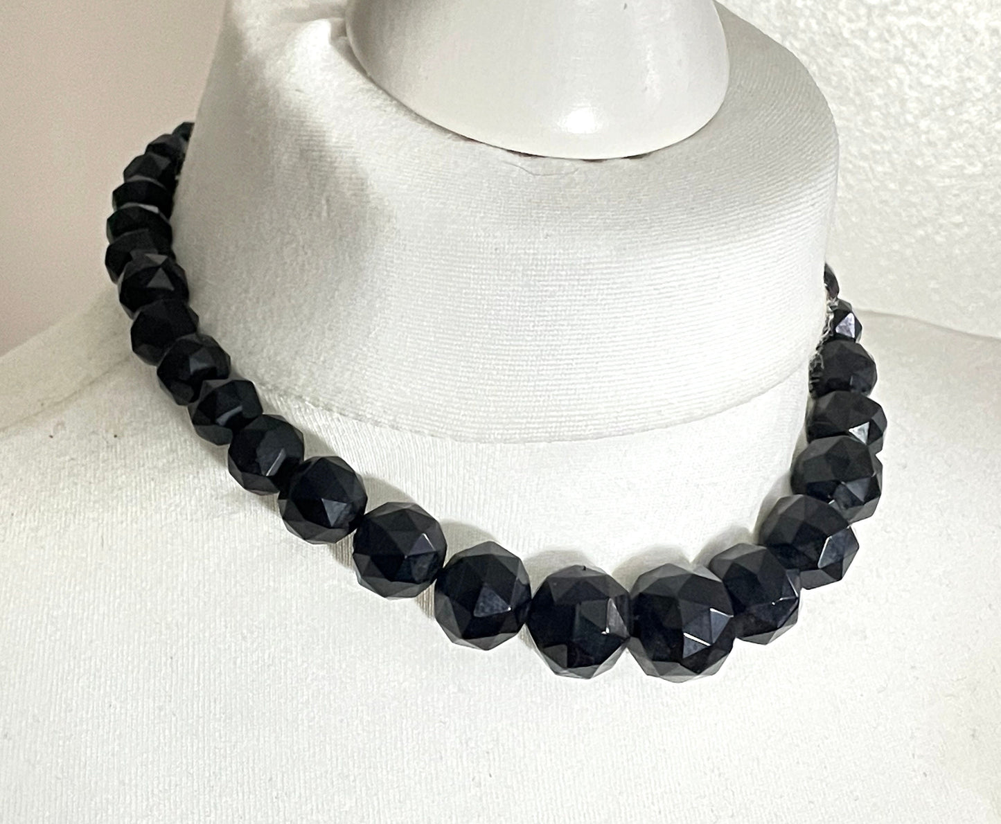 Antique Victorian Whitby jet graduated faceted bead choker necklace, lovely push-in bead box clasp