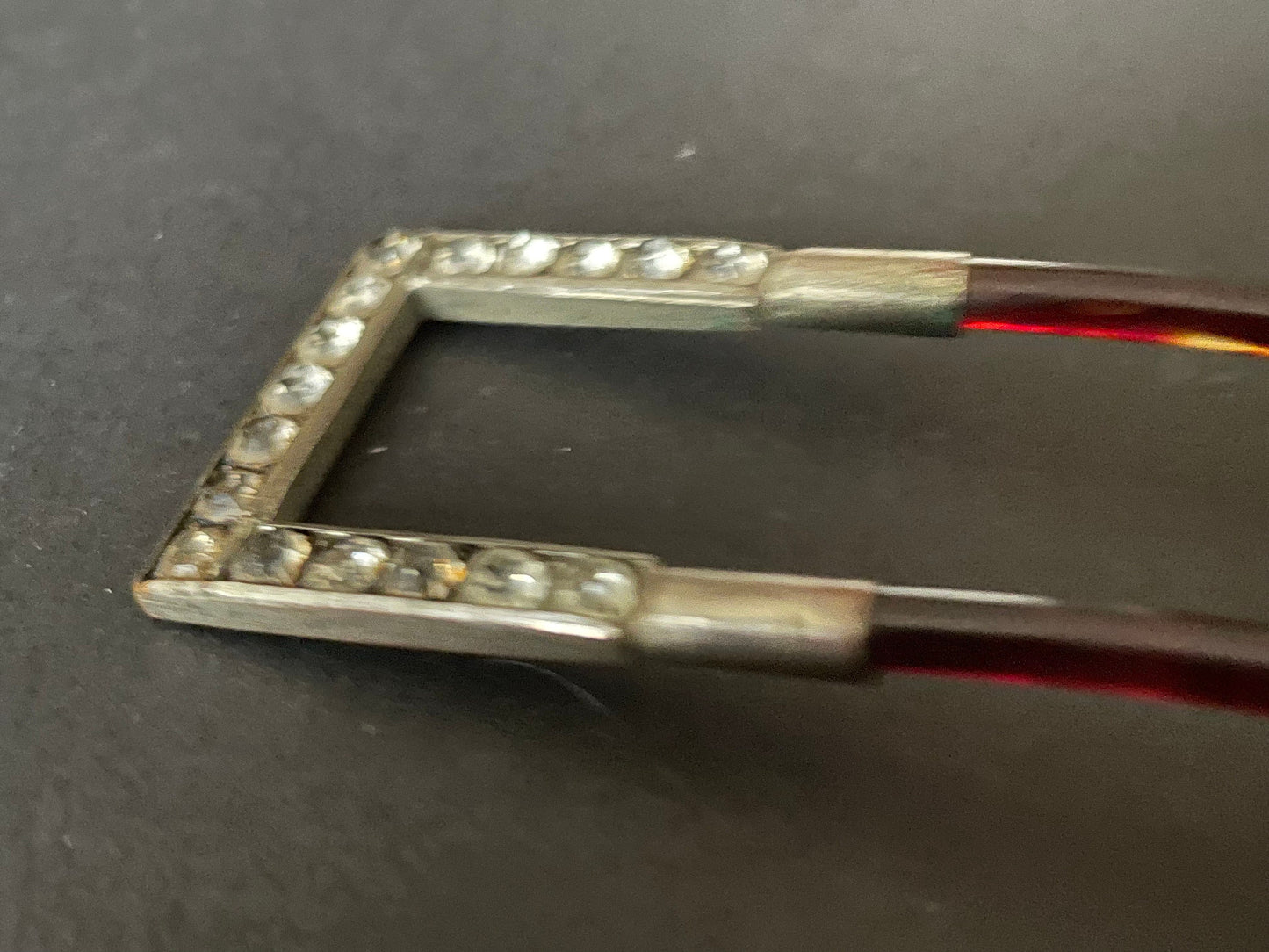 Large vintage Art Deco or Edwardian faux tortoiseshell celluloid / galalith hair adornment, geometric rhinestone and double prongs