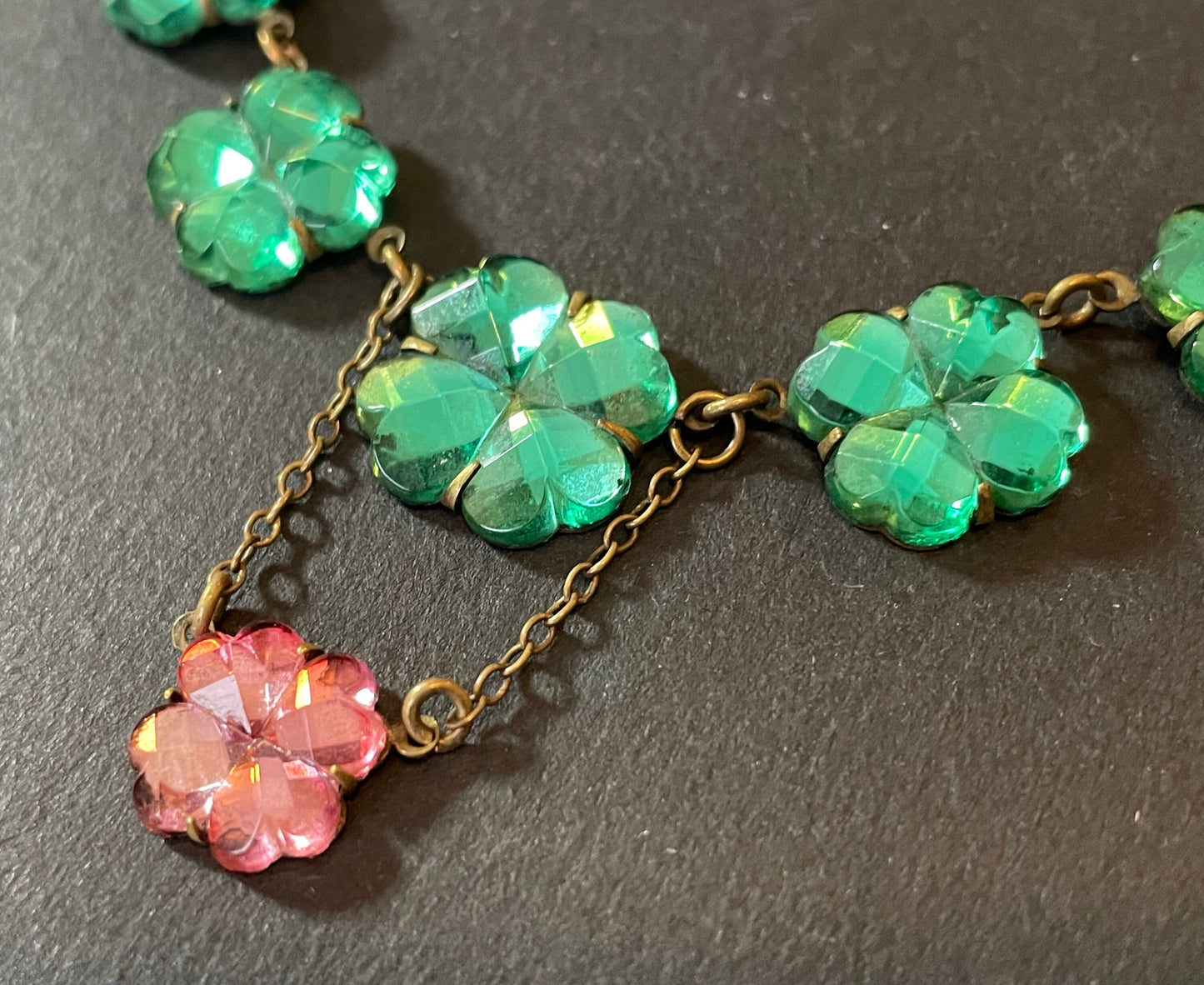 Vintage emerald green and baby pink moulded Vauxhall glass flower design riviere necklace, set in antique gold tone, stunning mirror glass