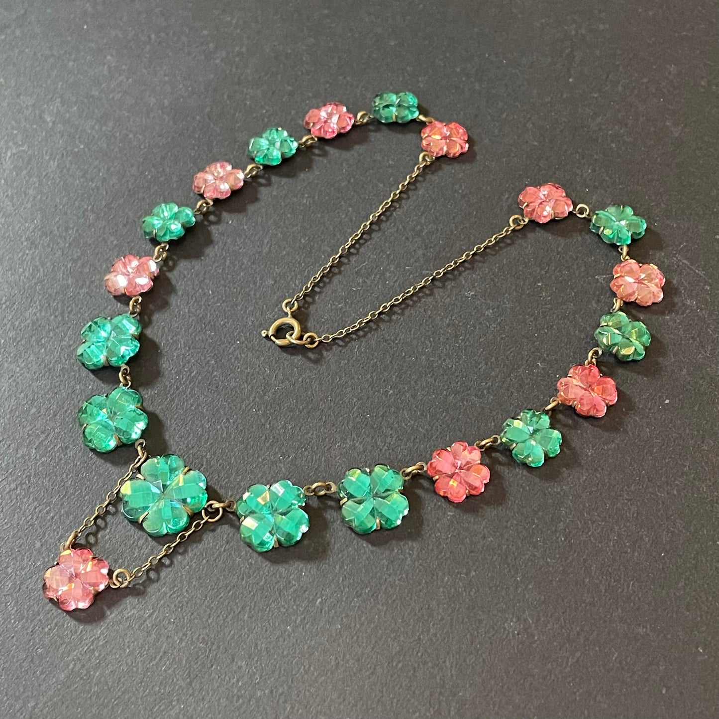 Vintage emerald green and baby pink moulded Vauxhall glass flower design riviere necklace, set in antique gold tone, stunning mirror glass