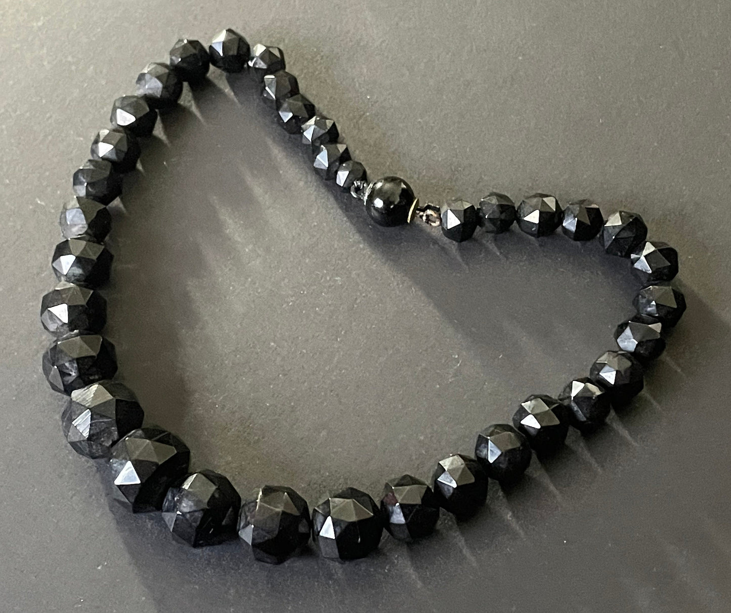 Antique Victorian Whitby jet graduated faceted bead choker necklace, lovely push-in bead box clasp