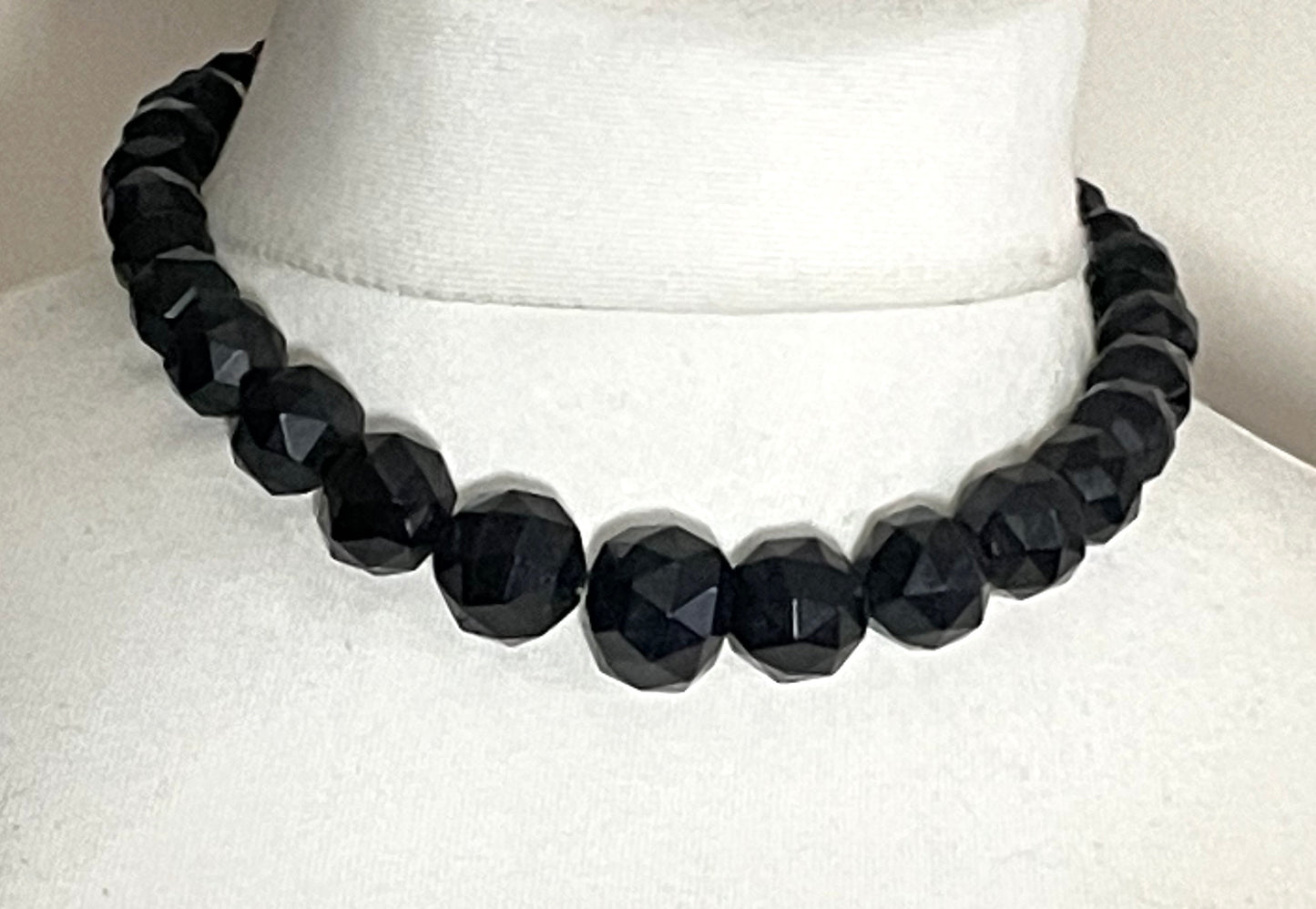 Antique Victorian Whitby jet graduated faceted bead choker necklace, lovely push-in bead box clasp