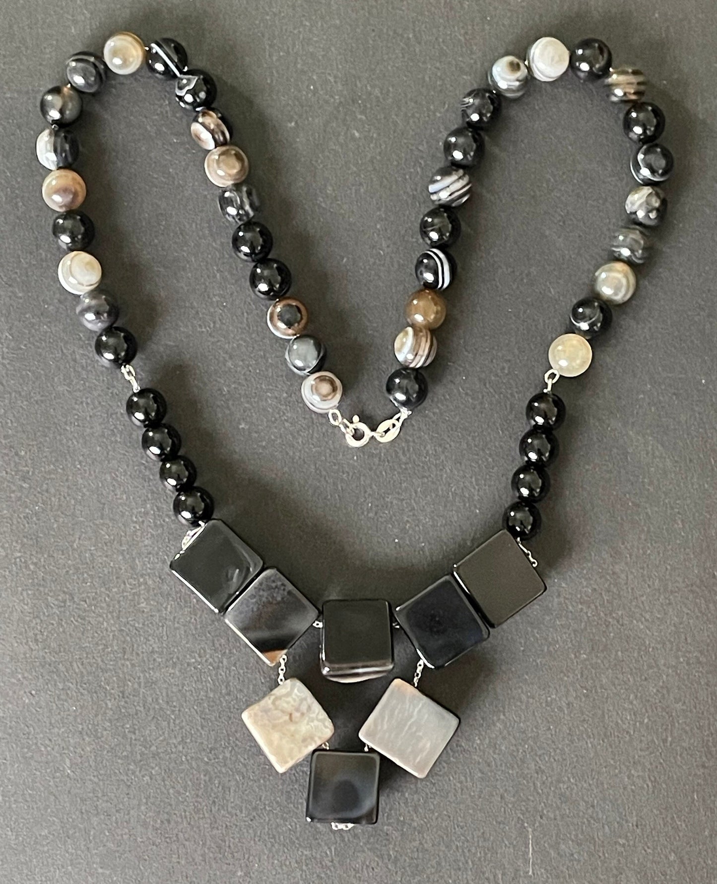 Vintage / antique Victorian bullseye banded agate stone and bead necklace on sterling silver chain, beautiful striations, Scottish style