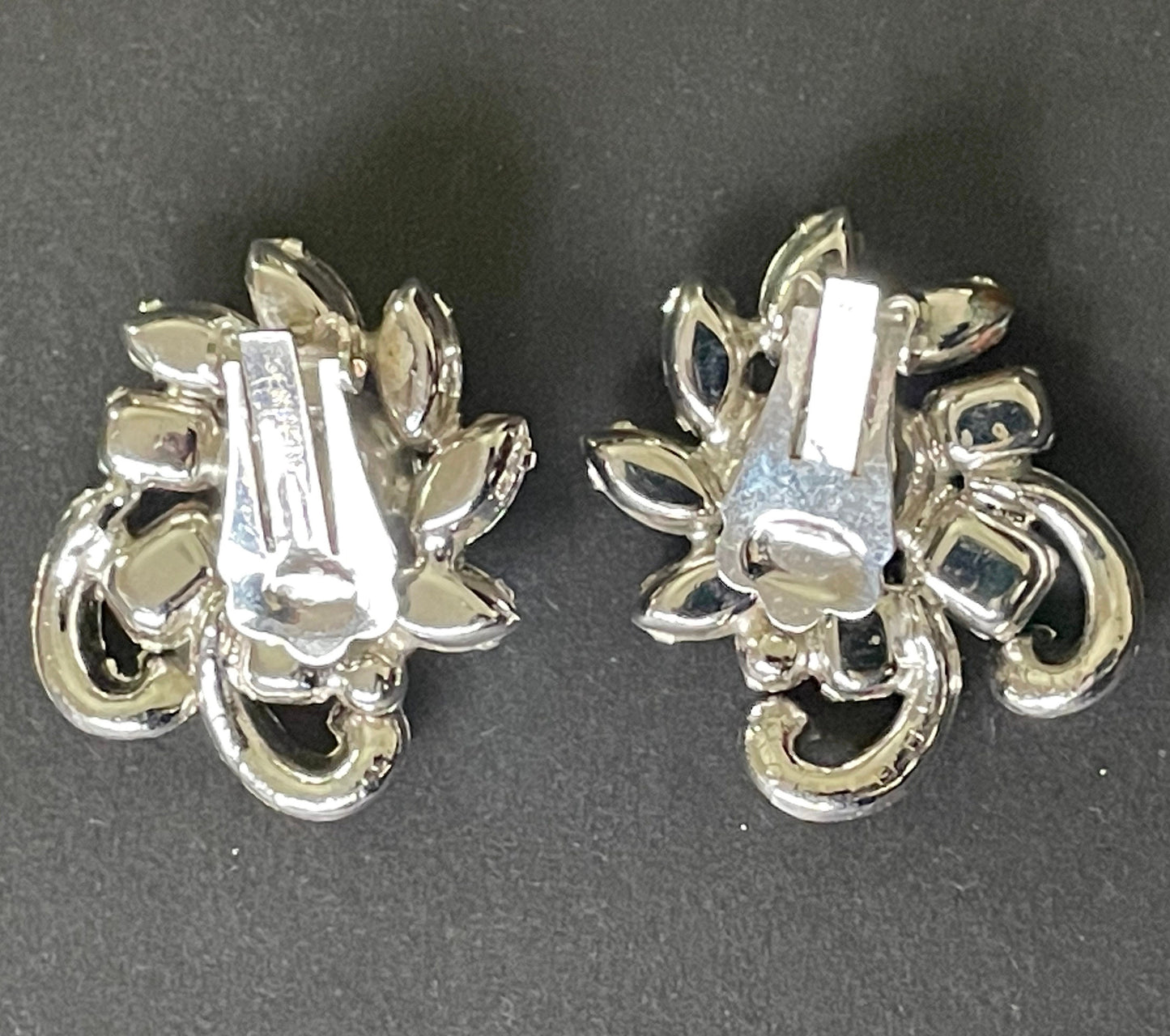 Beautiful vintage Eisenberg Ice large clear rhinestone clip on earrings, shiny silver tone floral design, signed